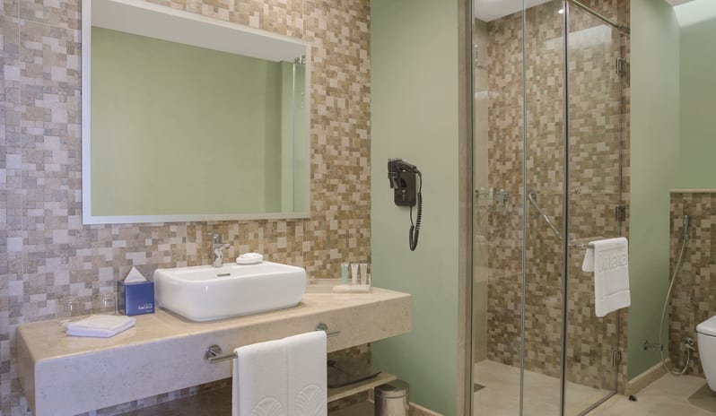 middle-east-holidays-ras-al-khaimah-the-cove-rotana-resort-pool-view-room-bathroom